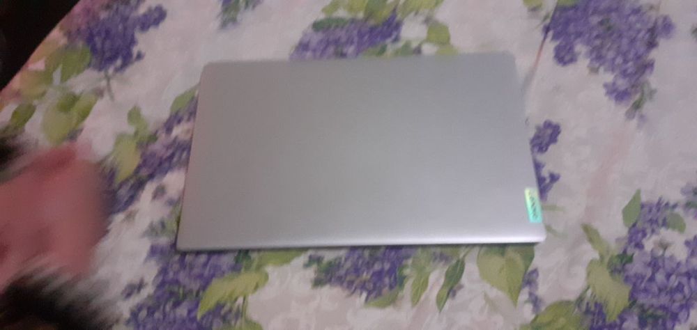 Noutbuk nomi Lenovo 1yil ishlagan holati yangi