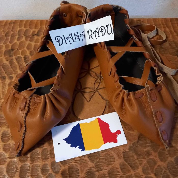 Opinci traditionale din piele naturala lucrate manual.