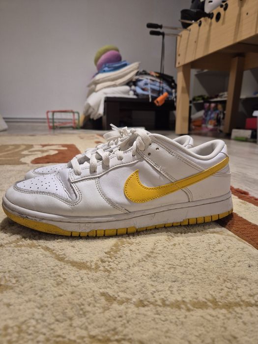 Nike pe alb cu galben