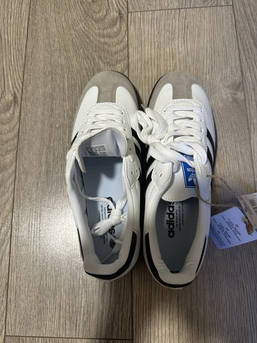 Adidas Samba noi cu eticheta