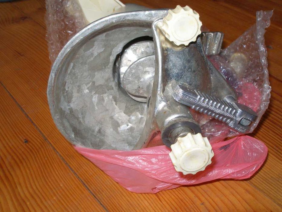 Чугунная соковыжималка СБ-4 . завод *Лиепайсельмаш* СССР  1984 г.