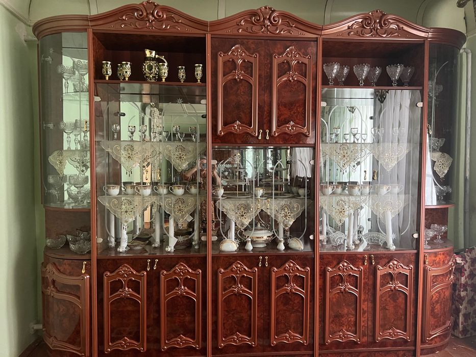 Стенка для гостиной хорошего состояния почти новая