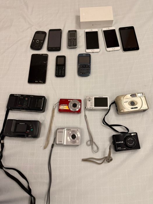 Telefoane vechi si aparate foto vand urgent