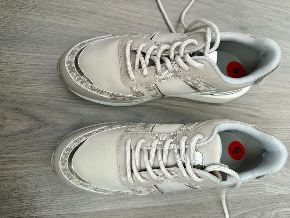 Кроссовки ,оригинал, женские.