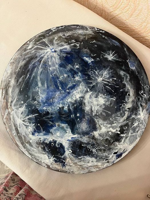 Круглая картина луны