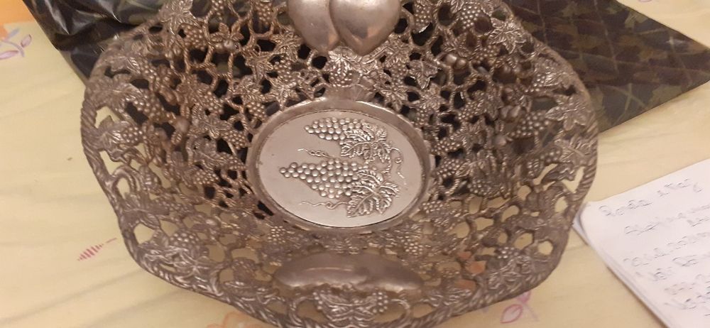 Fructiera dintr-un aliaj