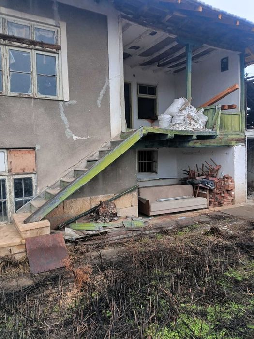 1853-Продава се двуетажна къща в село Осенец.