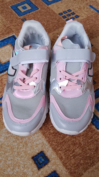 Продам кроссовки детские новые