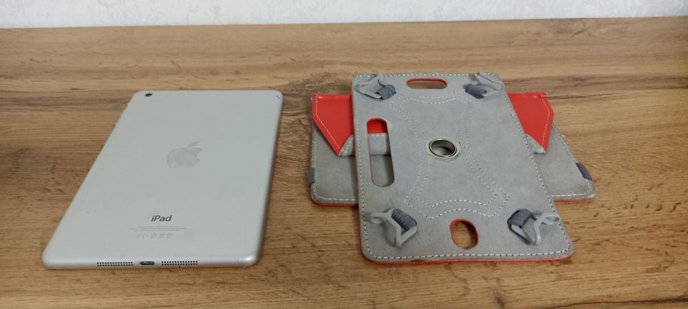 iPad mini A1432 (iCloud locked) с чехлом