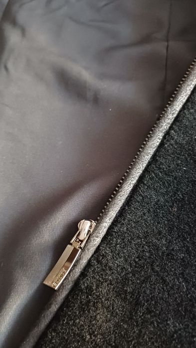 Продается мужская шуба с капюшоном.