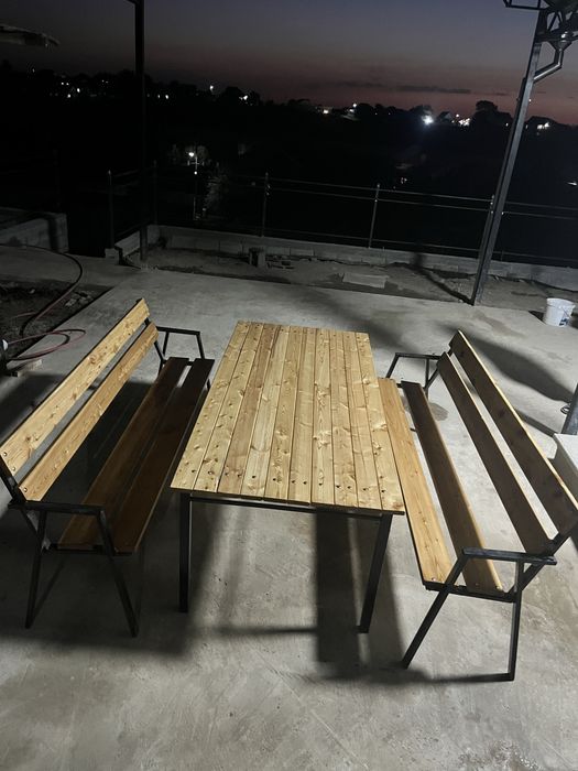 Столы, скамейки, стулья,