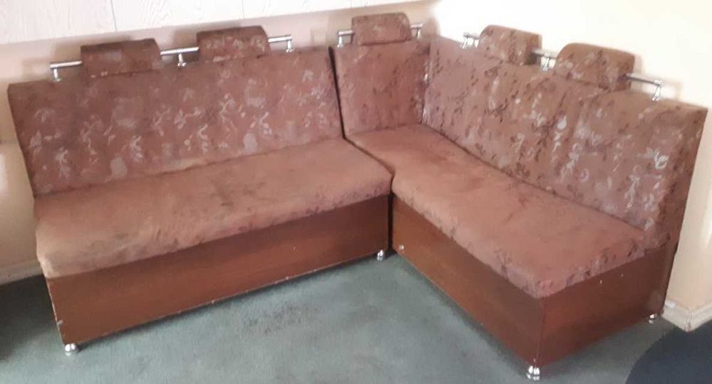Продам уголок кухонный с 2 банкетками