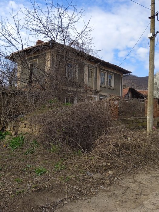 Дворно място със стара къща.