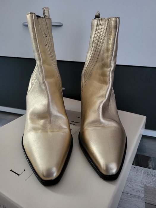 Дамски боти с ток