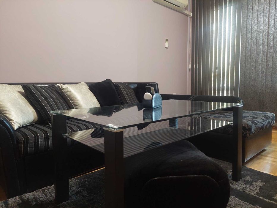 Продавам ъглов диван с холна маса