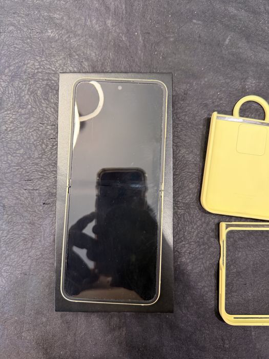 Продавам Samsung Z FLIP 6