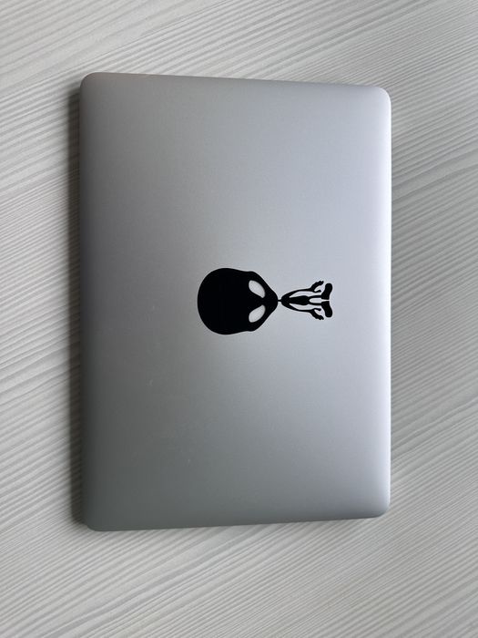 MacBook Air • Intel i5 - 8Gb RAM - 240Gb SSD - arata bine - baterie buna