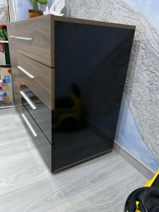 Продавам гланцов скрин с кабяв мат