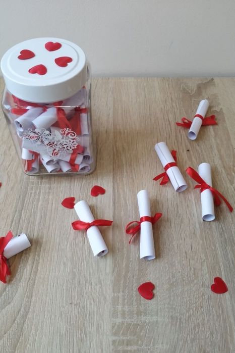 "Обичам те" на 100 езика в кутийка или бурканче