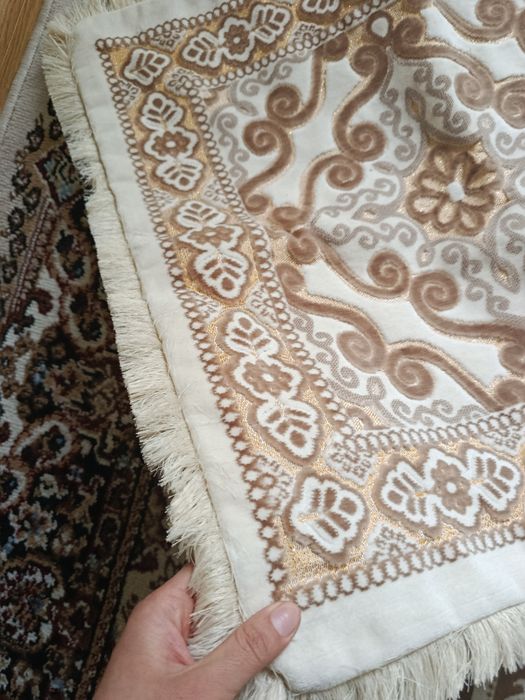 4 ta 3 m lik koʻrpacha va 2 ta yostigʻi holi ishlatilmagan yangi