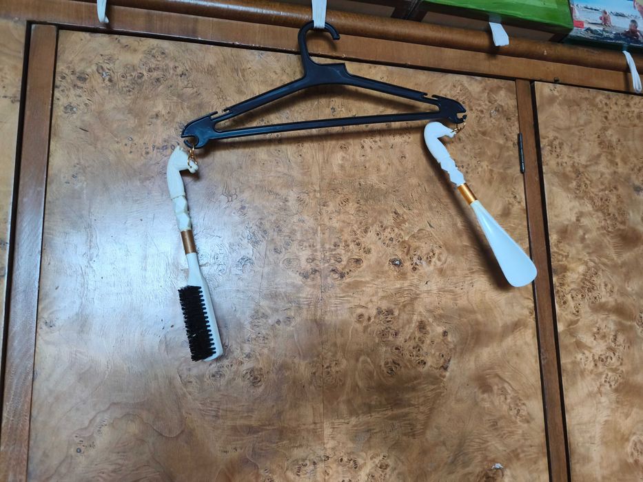 Продавам комплект четка за дрехи и обувалка