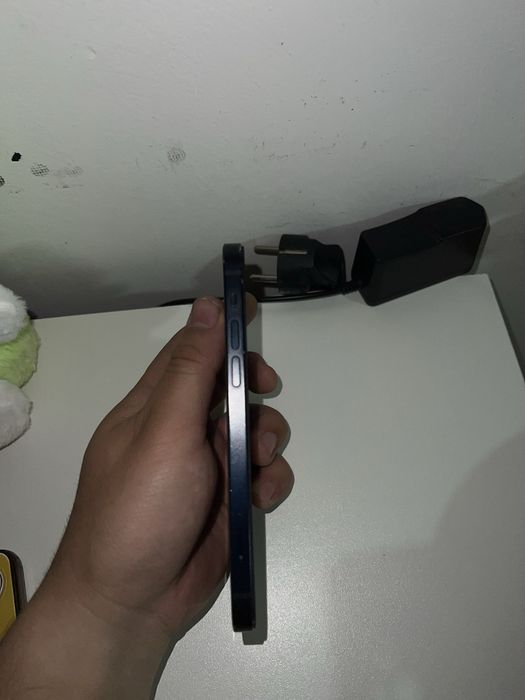 Продам айфон 12.