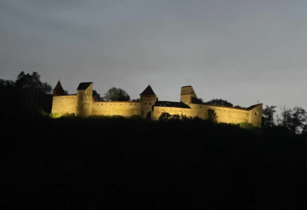 Casă săsească tradițională în Saschiz, Mureș – vedere spre Cetatea Țărănească