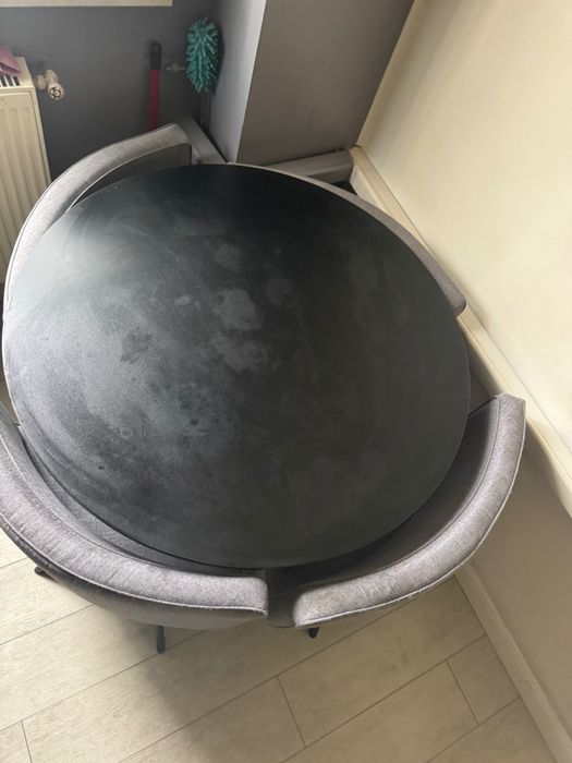 Masă rotundă, culoare neagră, ideală pentru spații mici sau colț dining