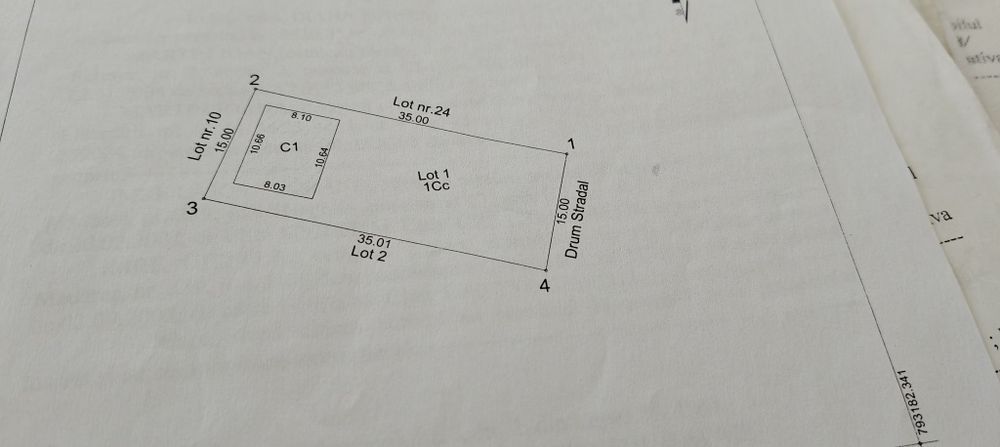 Teren Costinesti cu o casa construita la rosu