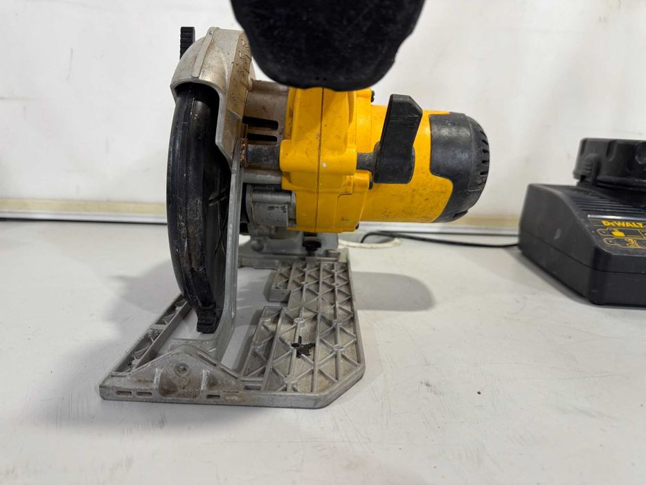 Ръчен циркуляр - Dewalt 18 V / 165mm