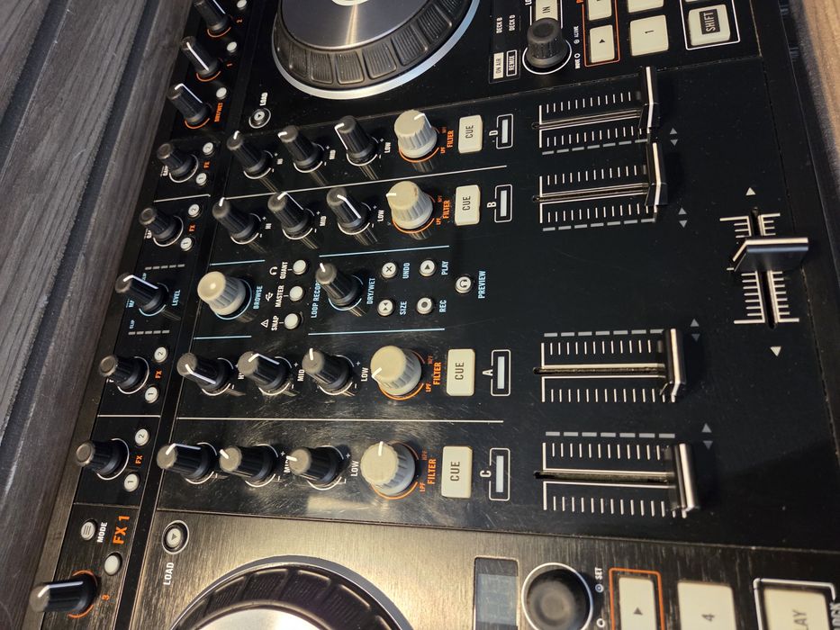 Native Instruments Traktor Kontrol S4 MK2 – Controller DJ 4 Deck – Perfect Funcțional