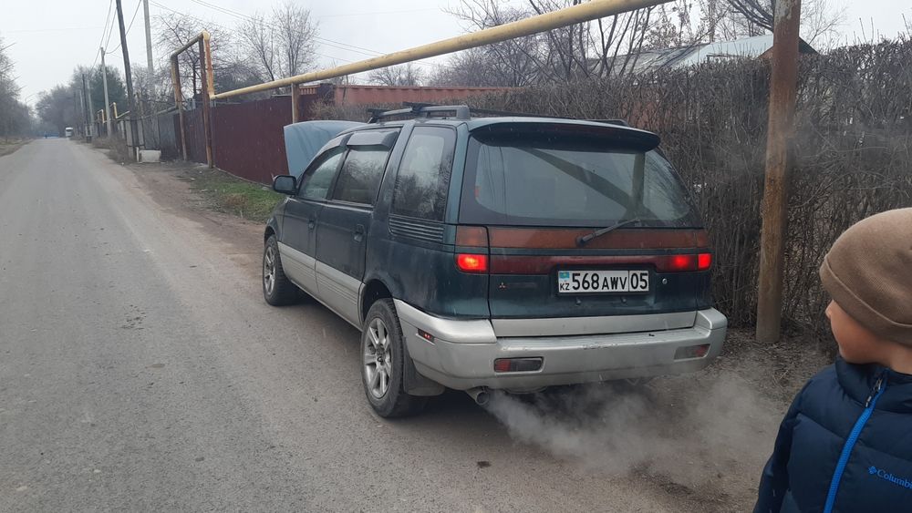 Продам  машину Мицсубици Шариот