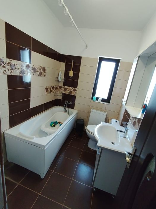Casă de vânzare – complet mobilată, ideală pentru familie