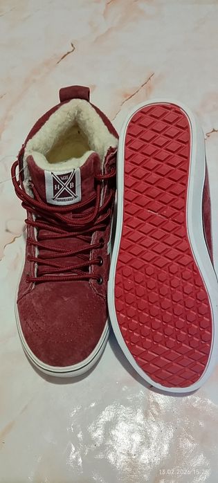 Кеды Vans утеплённые.
