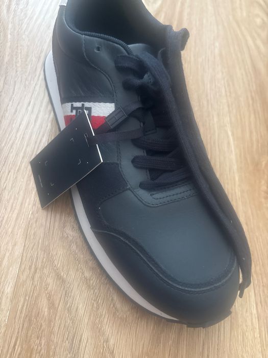 Продавам Tommy Hilfiger обувки 43-44 номер