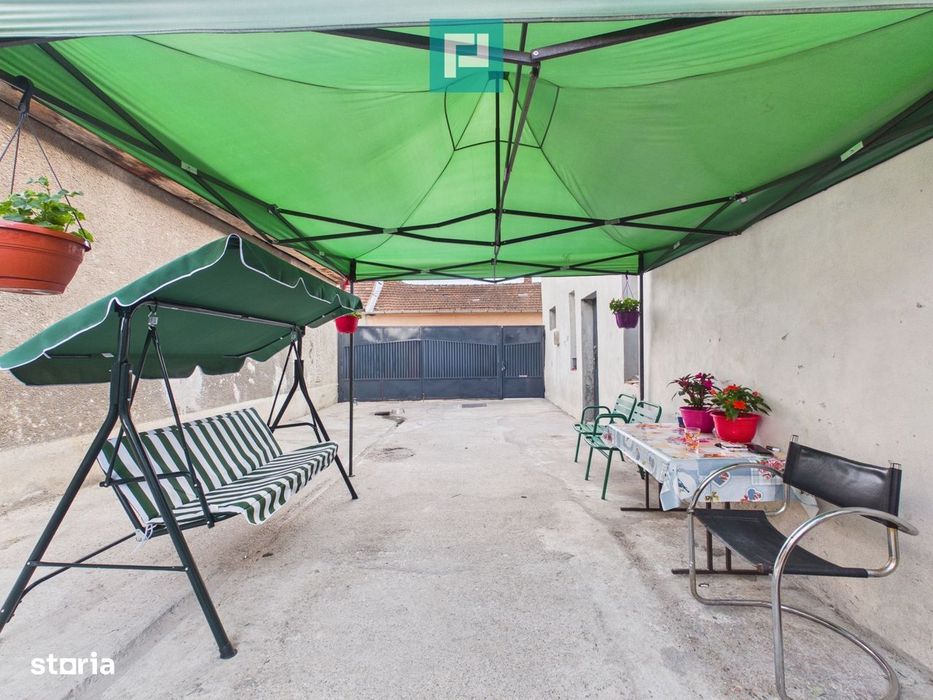 Casă P+E cu două apartamente, zona Drăgășani