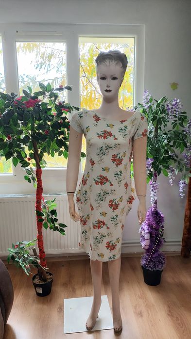 Vand 8 rochii diferite/20 ron bucata