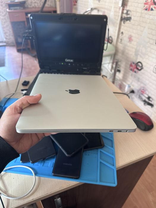 Macbook Pro 13 inch cu TouchBar A1706