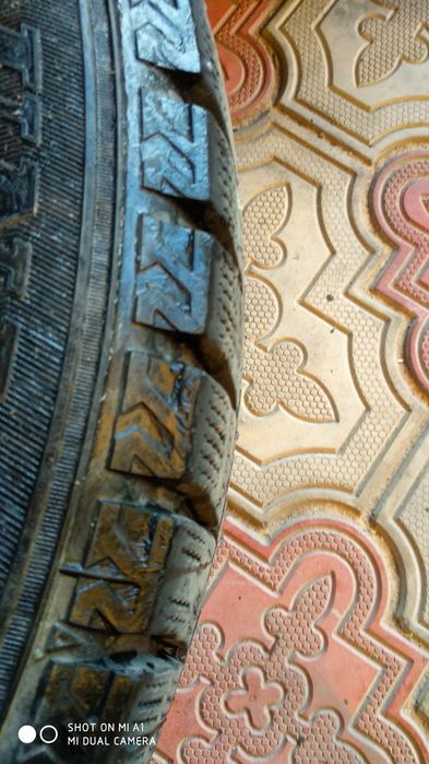 Продам диски R17 вместе с зимней резиной