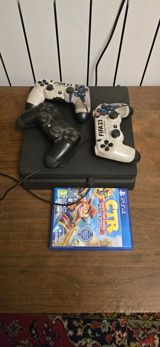 Playstation 4 продам 3 джойстика 2 игры