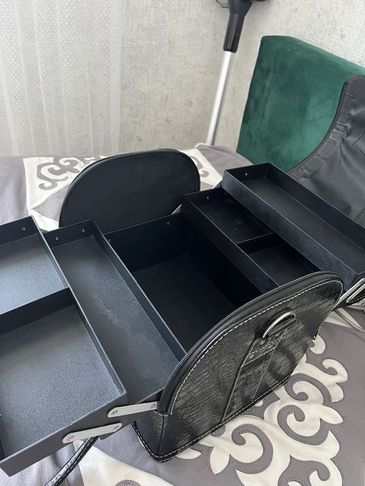 Продам чемодан для косметики/маникюрный