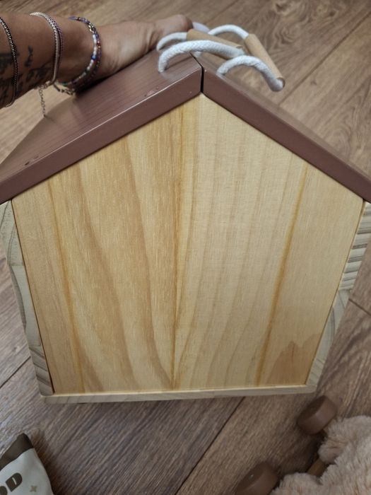 Set casuta de lemn cu catelus de plus