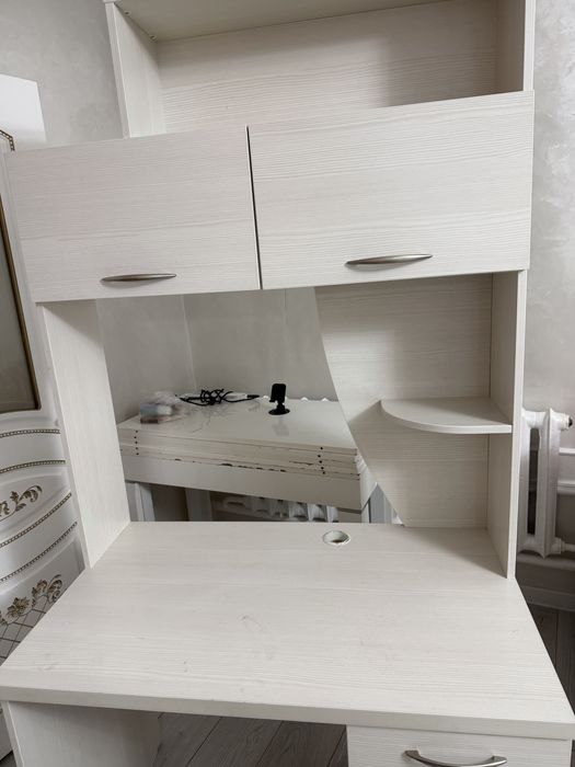 Рабочий стол белый из дерева