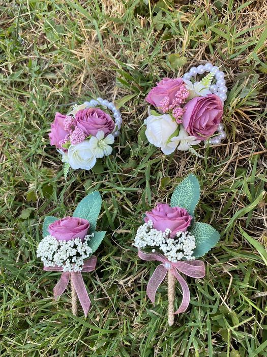 Сватбени гривни и бутониери