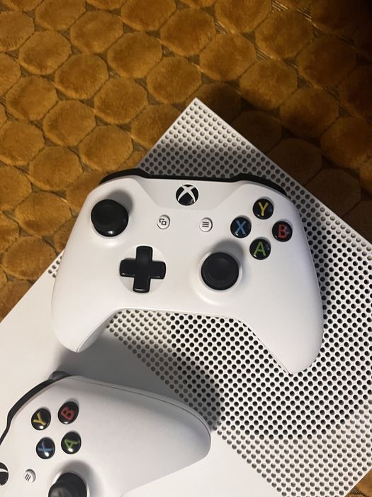 Xbox one S cu FC26, GTA 5 + gift card 15€ , si 2 controllere   Stare perfecta