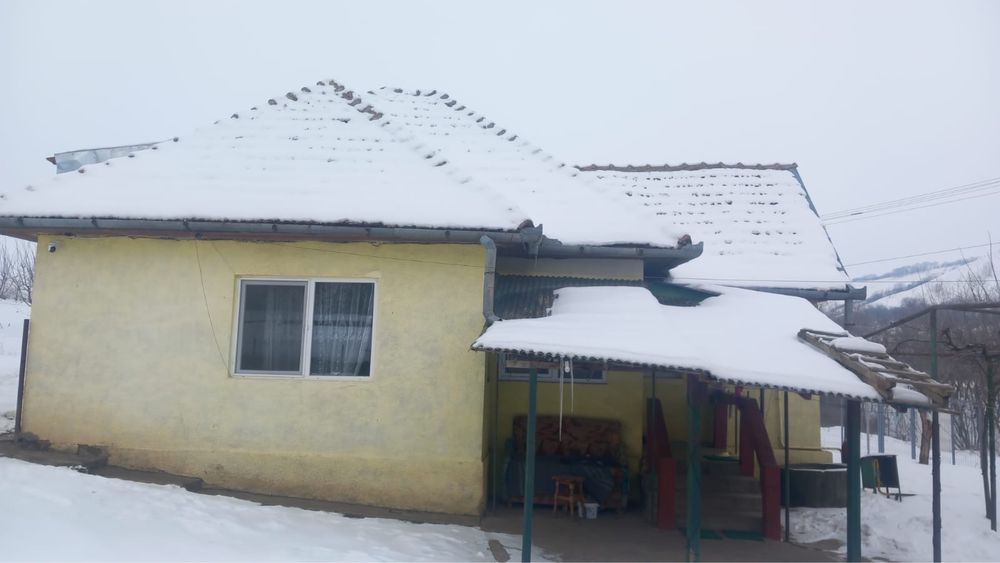 Casă cu 2 camere , teren generos de 1.057 m²