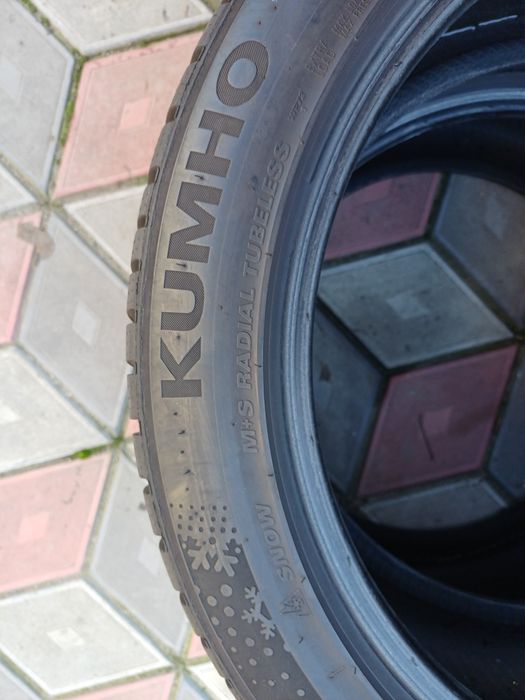 Vând 2 anvelope de iarna 245 45 r19 KUMHO foarte bune din 2023
