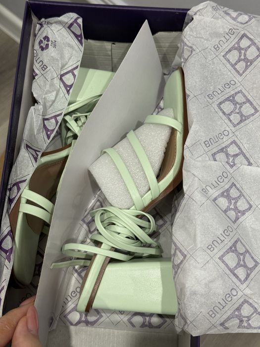 Продам босоножки