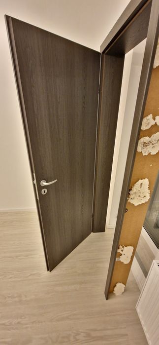 Usa de baie cu toc gri, noua