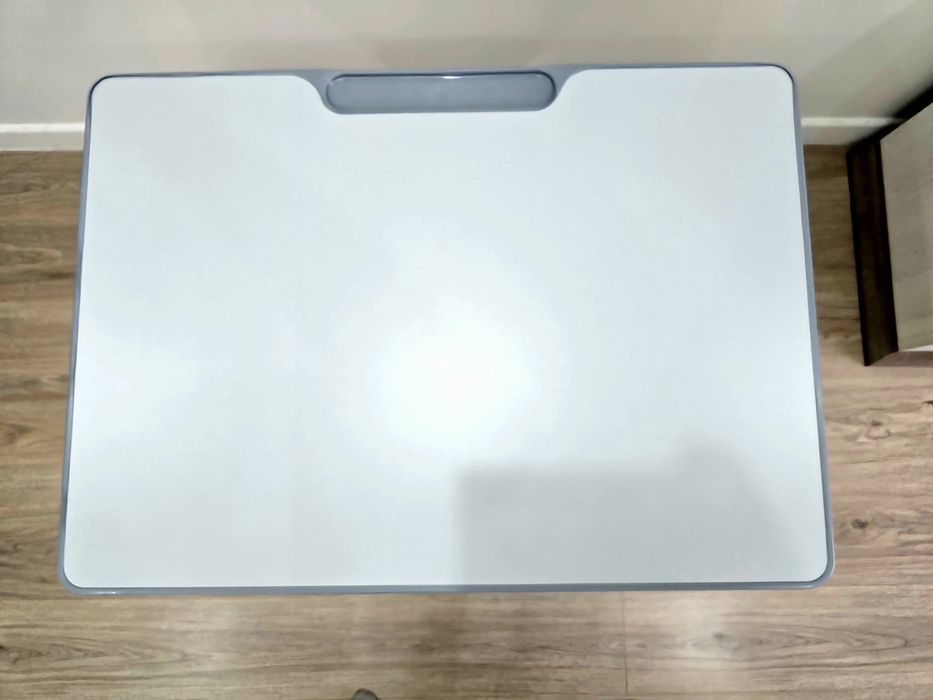 Детский письменный стол и стул